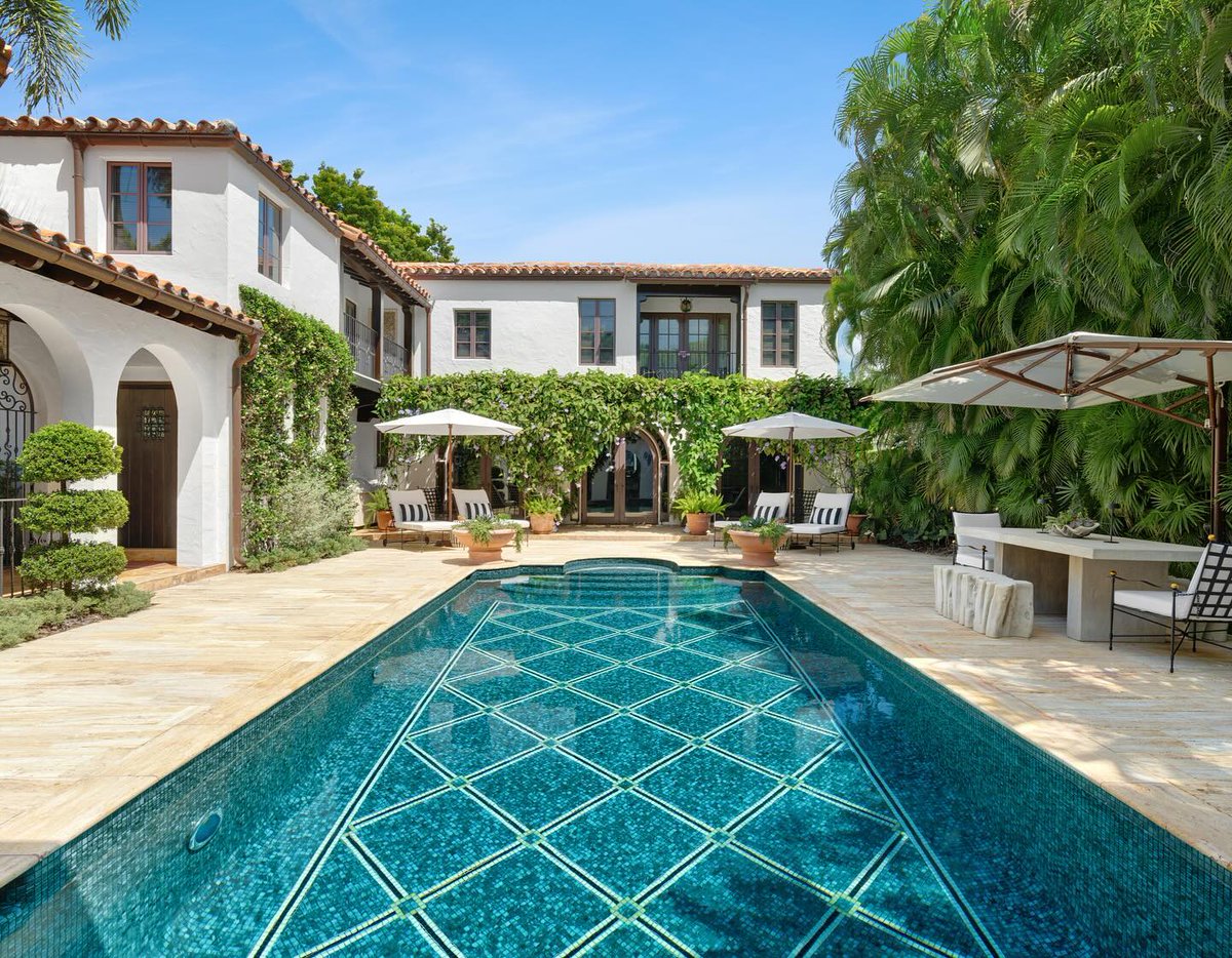 Monday blues don't exist here. 🩵 Swipe to explore this stunning swimming pool and architectural art at a historic residence in Coral Gables, Florida! Project team: @mosaicist, @westonlyons, @vacara2, and @basecrete_knows_cement