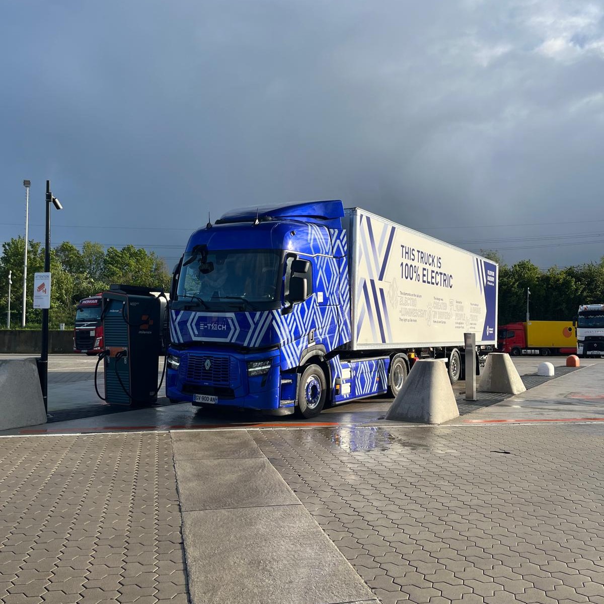 ⚡ Diamond Echo has just arrived in the Netherlands and has been welcomed by the entire Renault Trucks 🇳🇱 team ! After an hour of charging it's now ready to hit the Dutch roads🛣️ Don't want to miss out on the Roadshow 👉 bit.ly/3w6viyb