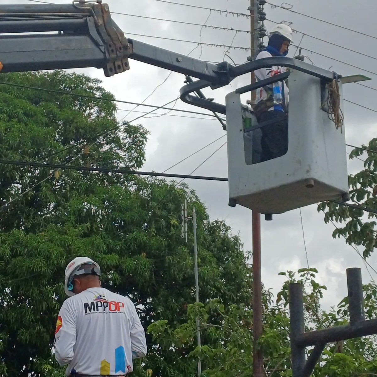 El 1x10 del Buen Gobierno liderado por el presidente Nicolás Maduro, sigue desplegado en la parroquia Vista al Sol, atendiendo con la instalación de luminarias la comunidad Luchadores por la Paz del Sector Santiago Mariño II,