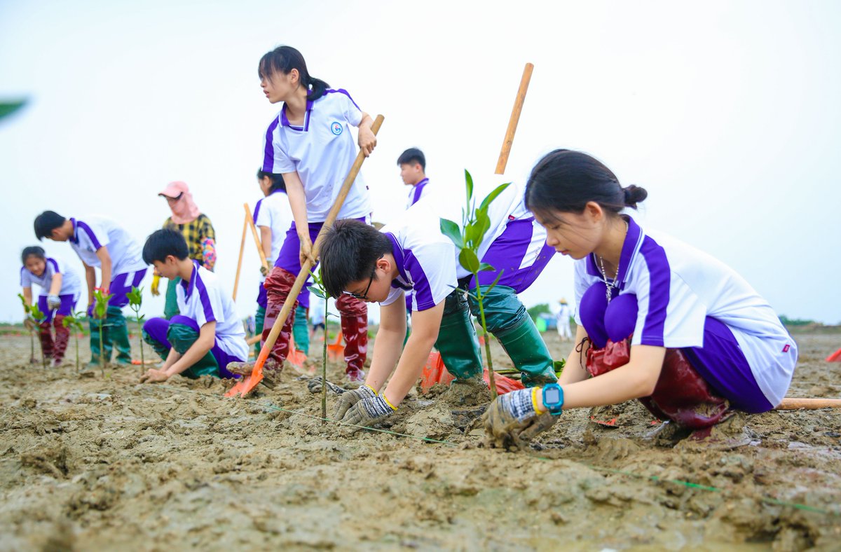 On the occasion of the 55th World Earth Day, #Danzhou citizens actively participated in voluntary #tree planting activities to add greenery to our common home.🌱🌿🌳☀️ #TheWorldEarthDay #environmentalprotection #hainan