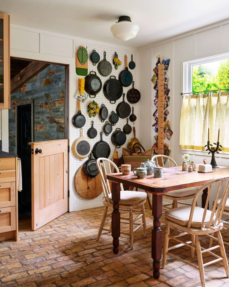 Pots and pans perfectly in place, ready to cook up a storm! 🍽️🧡

📸 via IG @erichughesdesign

#froyinspiration #organizedkitchen #dreamkitchen