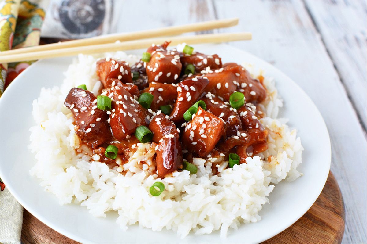 Here is a delicious - and deliciously easy - Slow Cooker Sesame Chicken Recipe that your entire family will absolutely love! Get the recipe here: therebelchick.com/slow-cooker-se…