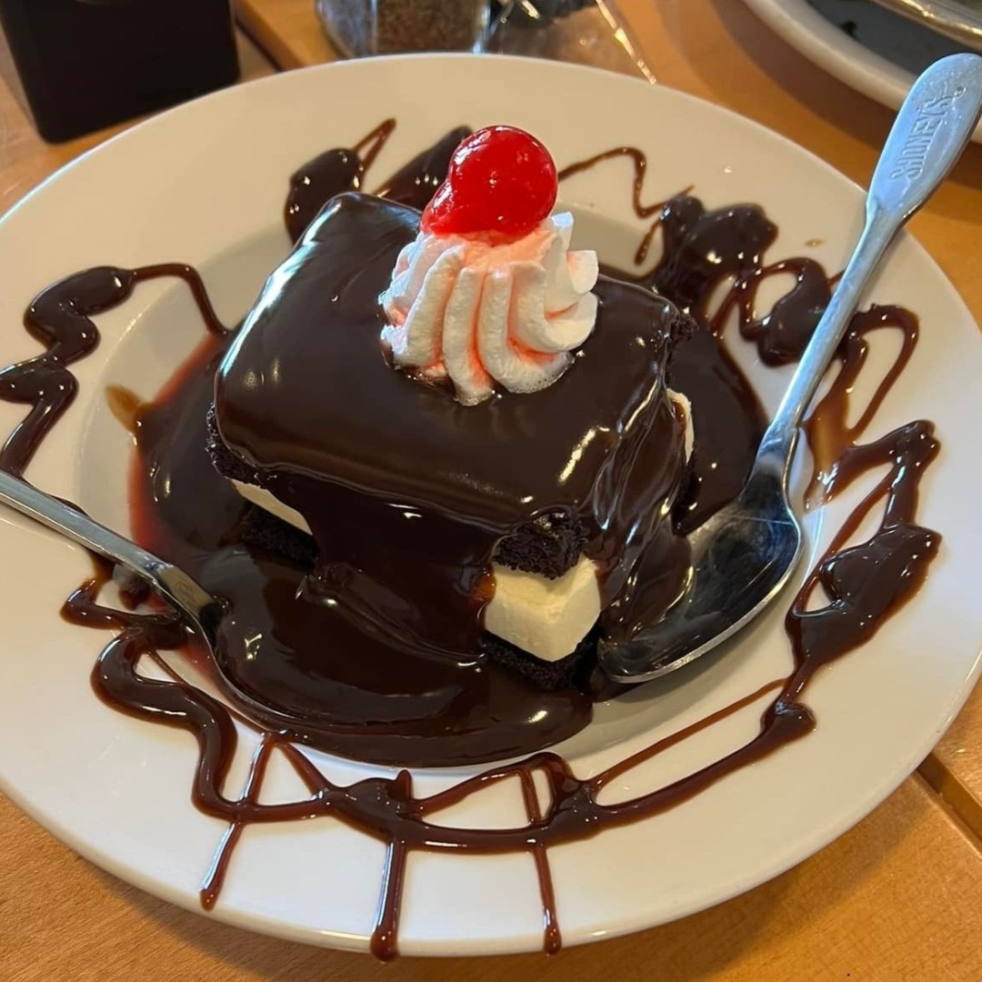 Treat yourself to the ultimate Monday pick-me-up with Shoney's world-famous Hot Fudge Cake 🍫😍 Trust us, your taste buds will thank you!  #MondayTreat #HotFudgeCake #DessertLovers #YummyTreats #ShoneysKnox