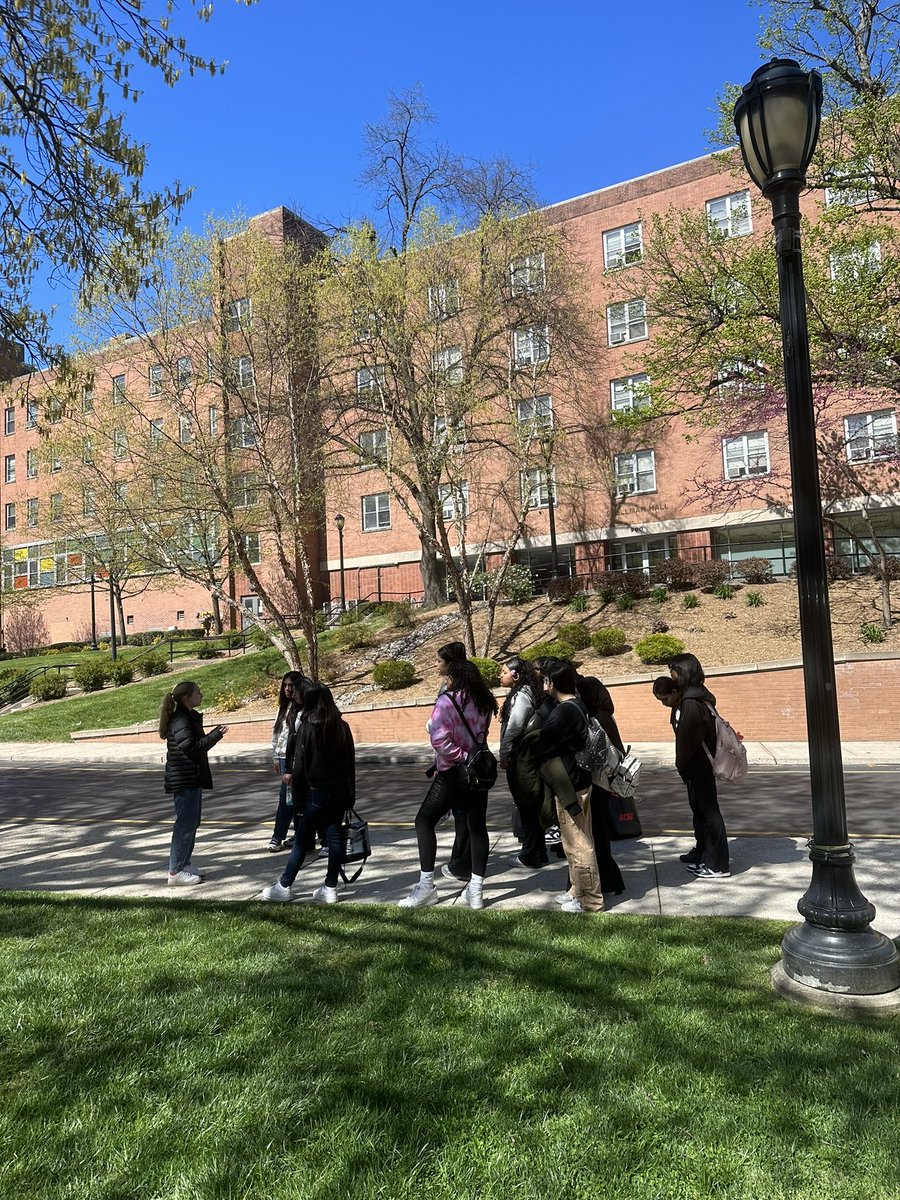 Our Middle School Girls MSK Trip to the University of Mt. St. Vincent! Community walk to enjoy a treasure in our own backyard! Si se puede! @LissetteCC13 @AnibalSolerJr @DrF_Hernandez @RcollinsJudon @YonkersSchools