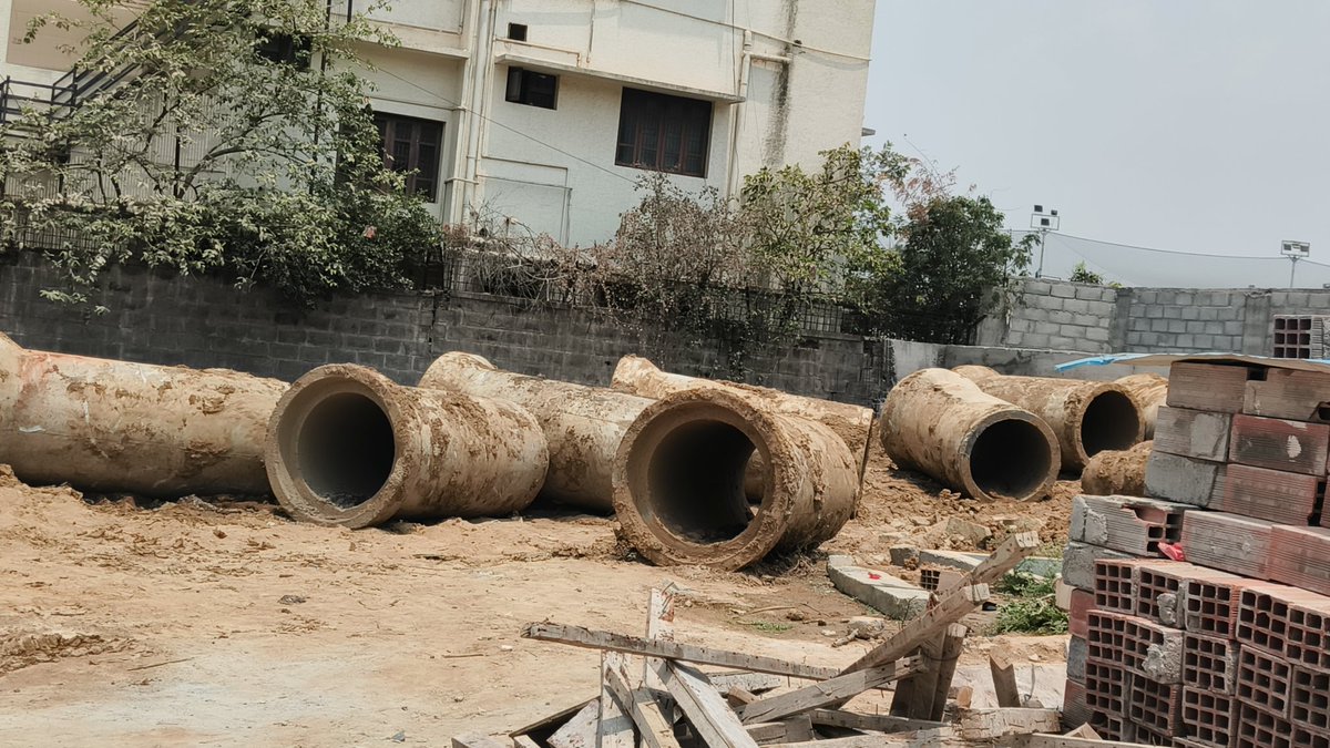 iamsubbarao's tweet photo. @BBMPCOMM @chairmanbwssb @MALimbavali Greenville layout situation is dangerous.Rajakaluva blocked and water flowing on 40ft road. Complaints filed,no response @PMOIndia @BBMPSplHealth https://t.co/TZEzvjOQju