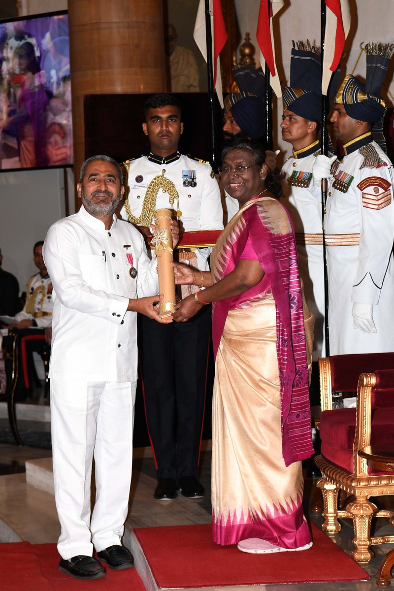 President Droupadi Murmu presents Padma Shri in the field of Art to Dr. Jagdish Trivedi. He is a humorist and has made donations for several social causes. He has used his skills as an orator to support awareness campaigns related to government programmes.