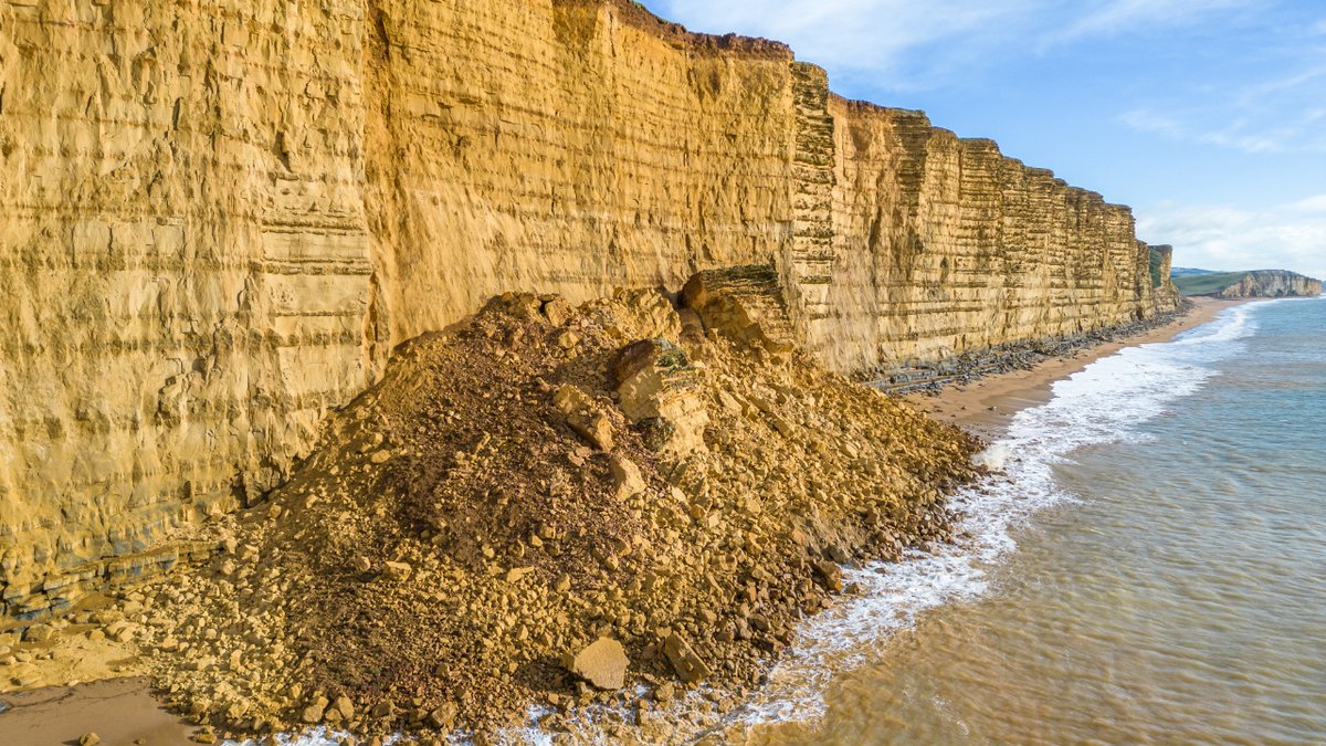 Climate change and inclement weather are driving up coastal erosion resulting in cliff falls, land slips and Path diversions ⚠️ ✍️ Read about the impacts of coastal erosion in our blog on Climate Change and the Path: blog.southwestcoastpath.org.uk/2024/04/04/cli… 📷 James Loveridge 📍 West Bay