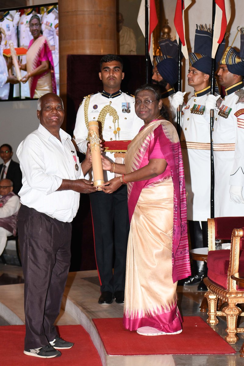 President Droupadi Murmu presents Padma Shri in the field of Art to Shri Baburam Yadav. He is known for his work of engraving on brass. He has conducted several training programmes on brass engraving.