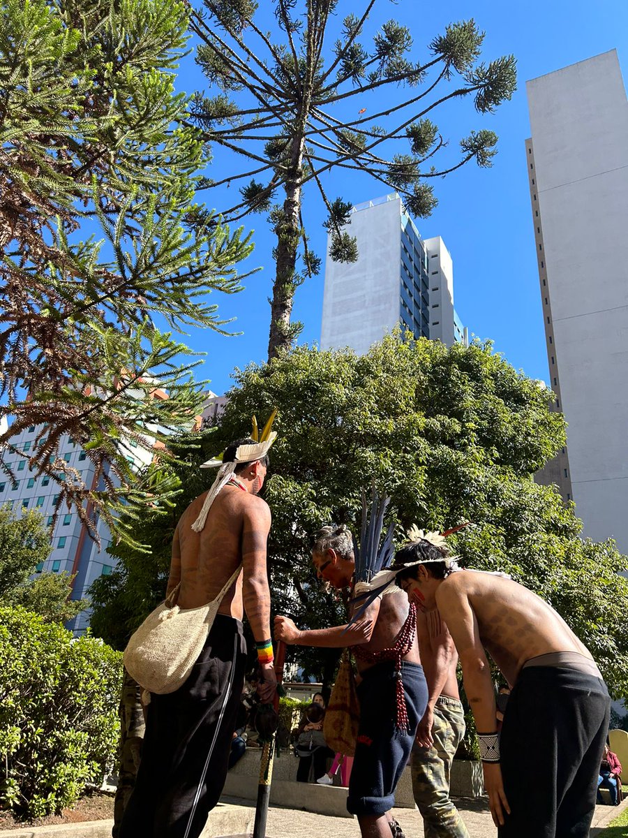 Hoje, no Dia da Terra, o Jardim dos Sonhos do Hospital Pequeno Príncipe recebeu uma visita muito especial: o Grupo Towê Fulni-ô, de Águas Belas, Pernambuco! 🌎
Towê, líder do grupo, também fez um rezo especial por todas as crianças internadas. 💛