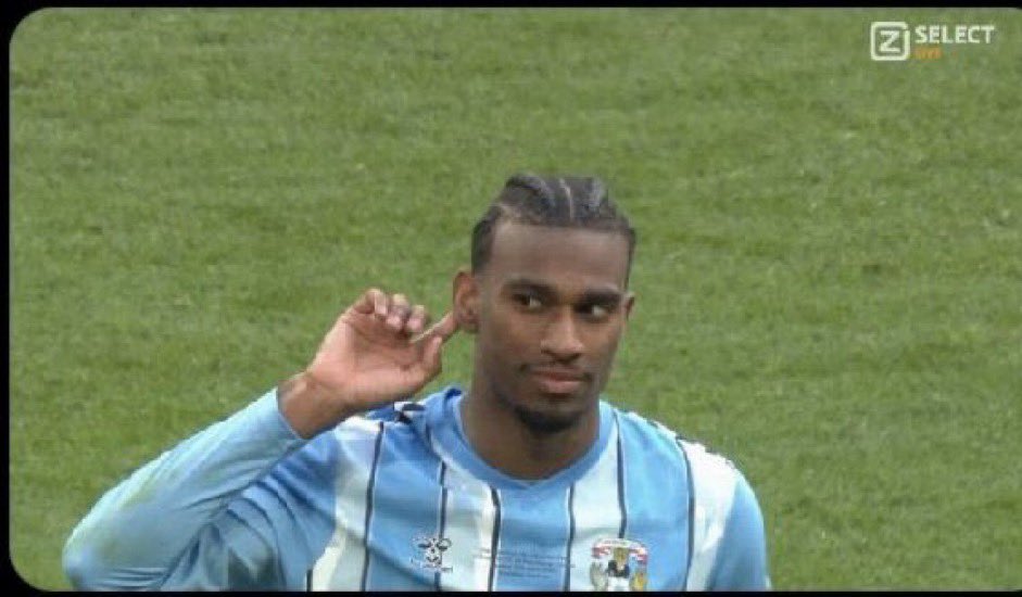 Coventry player doing the same as Antony but this is ok huh 👏👏👏