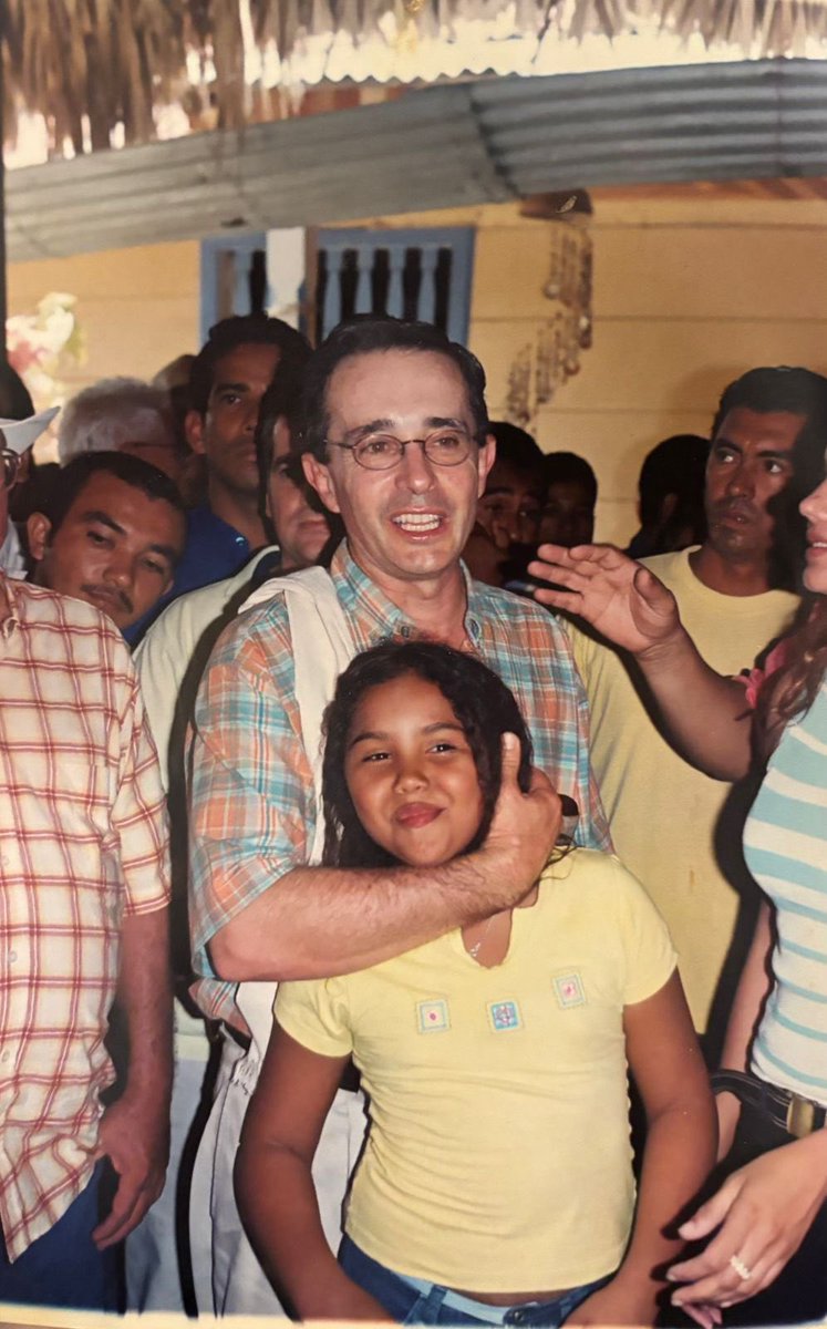 carosalgadoe's tweet photo. #Tb cuando @AlvaroUribeVel me prometió que me iba a nombrar ministra  de relaciones exteriores. Expresidente, Ud. Es de los que cumple las promesas o ya me resigno a que no?🥲🥹😅 https://t.co/zt4ypcYhfn
