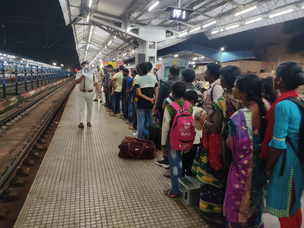 Managing the crowd in an efficient manner during summer rush; RPF Bhubaneswar.

@RailMinIndia 

#ECoRupdate