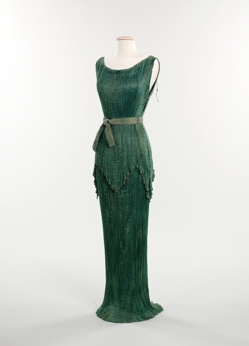 By #Fortuny, the “Peplos” is all abou thtat famed pleating! #frockingfabulous #fashionhistory of c. 1930, via the Met.