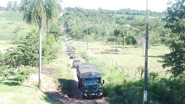 PYtitulares's tweet photo. Refuerzo de seguridad en Canindeyú para combatir inseguridad

El presidente Santiago Peña anunció el despliegue de un importante movimiento militar, compuesto por 70 hombres, 3 vehículos blindados y 9 camionetas tácticas, para reforzar la seguridad y combatir la ola de sicariato y otros delitos que afectan al Departamento de Canindeyú.