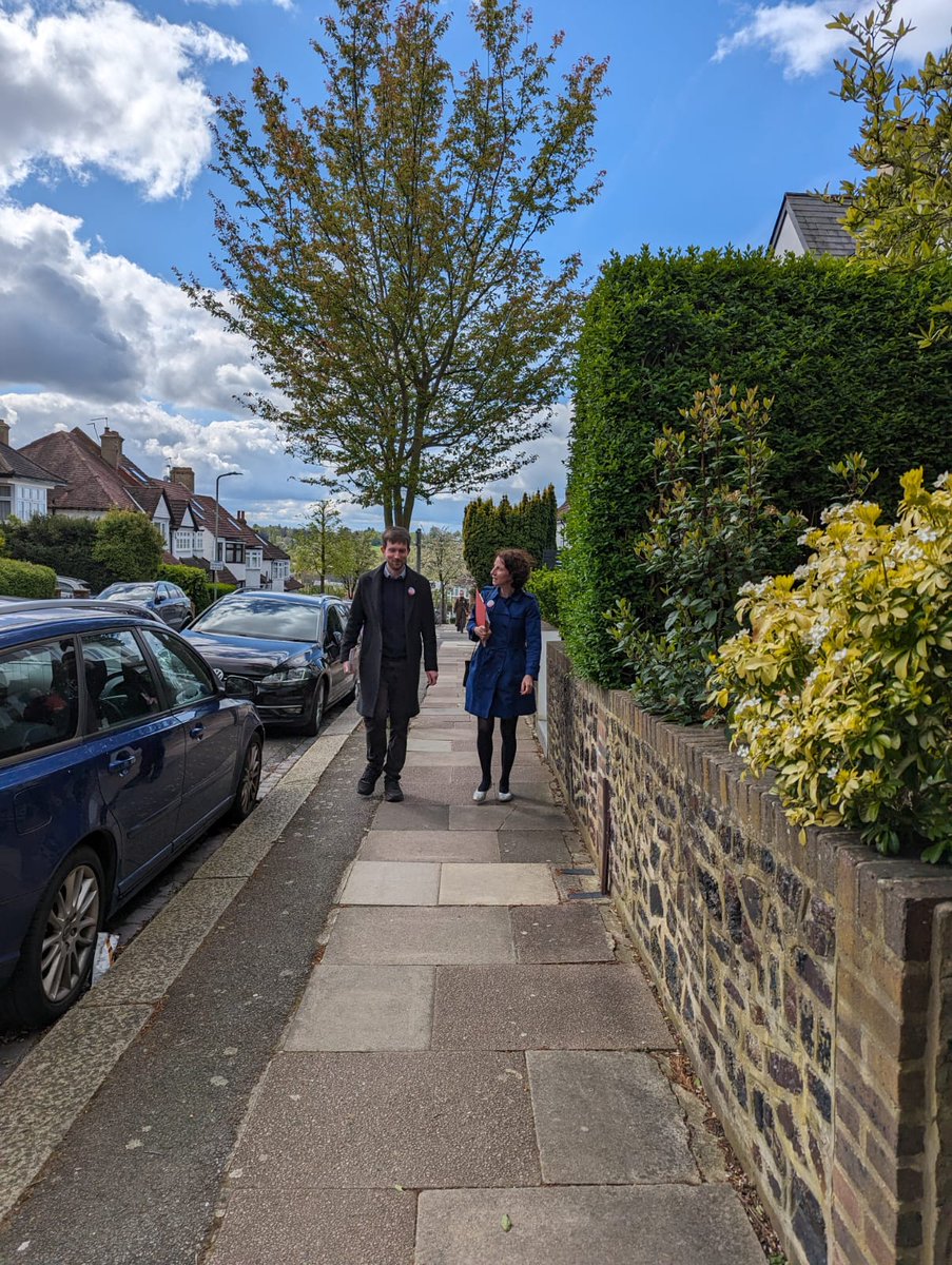 A pleasure to join @Dan4Barnet and members from @BarnetLabour campaigning in sunny Chipping Barnet. Lots of support for Dan, for @SadiqKhan and for @anne_clarke on 2 May!