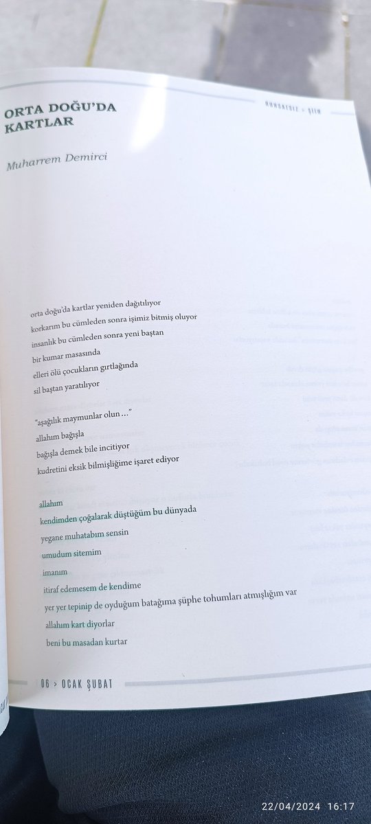 allahım
kendimden çoğalarak düştüğüm bu dünyada
yegane muhatabın sensin
 umudum sitemim
imanım itiraf edemesem de kendime
yer yer tepinip de oyduğum batağıma şüphe tohumları atmışlığım var
allahım kart diyorlar
beni bu masadan kurtar
@ruhsatsizdergi
@sadeceYG