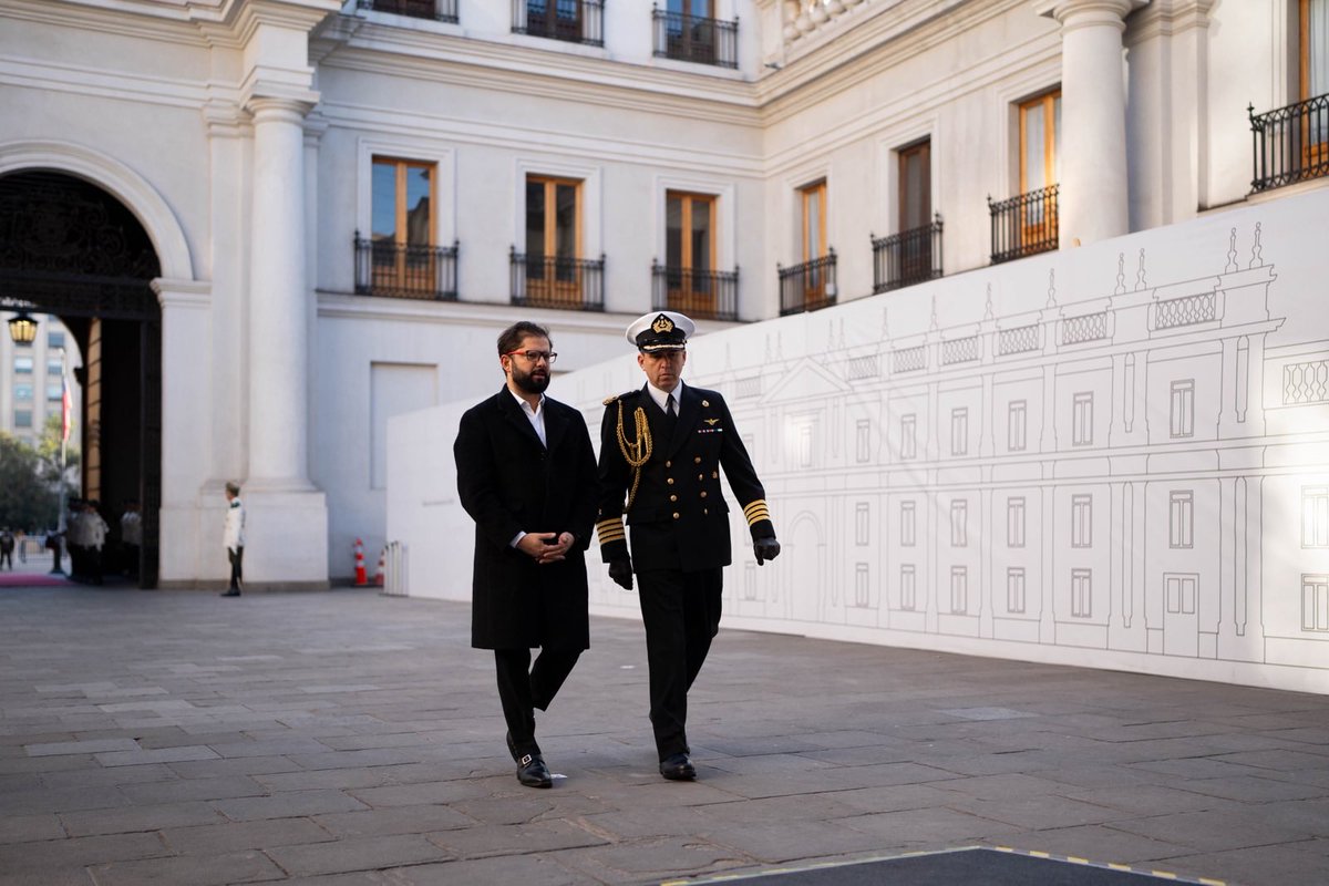 Presidente @GabrielBoric recibe honores de la Guardia de Palacio en su ingreso a La Moneda, para luego dar inicio a una nueva sesión del Comité Político.