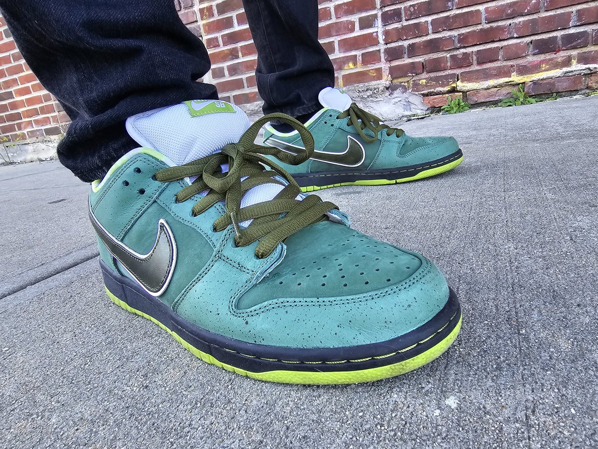 Bounced around different ideas on what to wear this morning. Ended up with these. I'm late now.

SB Dunk Low Concepts Green Lobster.

#kotd #wdywt #yoursneakersaredope