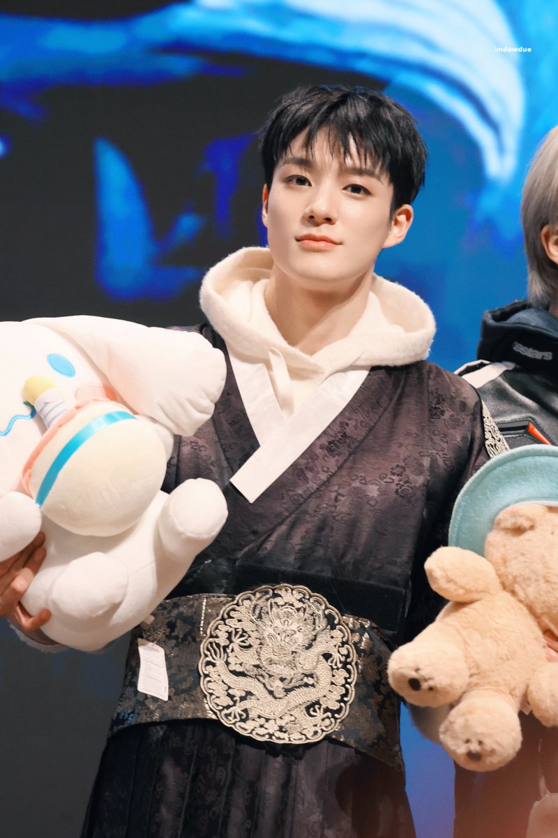 imdewdue's tweet photo. 240422 #제노

한복 야심차게 준비했는데 
후드티때문에 귀여워짐 ㅋㅋㅋ https://t.co/2cySgpKxi4