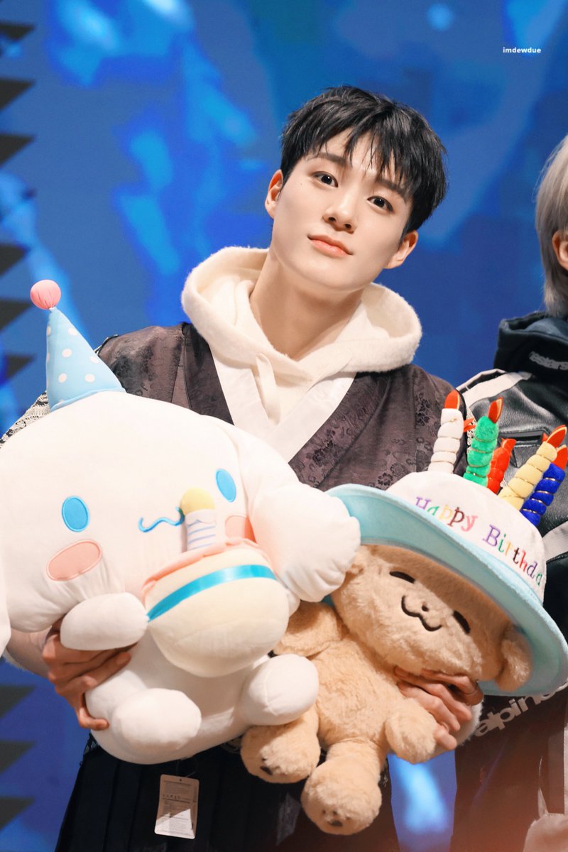 imdewdue's tweet photo. 240422 #제노

한복 야심차게 준비했는데 
후드티때문에 귀여워짐 ㅋㅋㅋ https://t.co/2cySgpKxi4