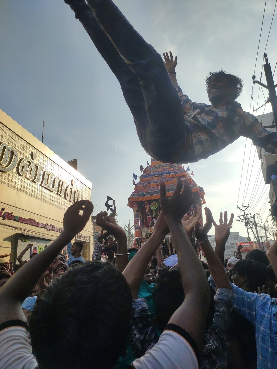 kasilingam_m's tweet photo. மீனாட்சி அம்மன் திருத்தேர் தேரோட்டம் 🔥 2024 apr 22
.
.
.
.

@kasilentgraphy_18 
.
.

#silentgraphylove #silentgraphy #padaphotographer #madurai #maduraifestivels #therottam #therottam🔥 #therottammadurai #maduraikaran #maduraiphotography #madurai #maduraimemes https://t.co/FzeXRZWmdA