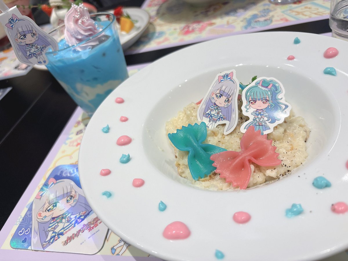 我もあげちゃお！ プリキュア プリティストア ズッ友CAFEにわんぷりチームで行かせて頂きました🐾 それぞれのドリンク可愛くないですか！？ 全部美味しくて…楽しくて…ニコニコ〜！ キラニコトランク入りたい。 #わんぷり #precure