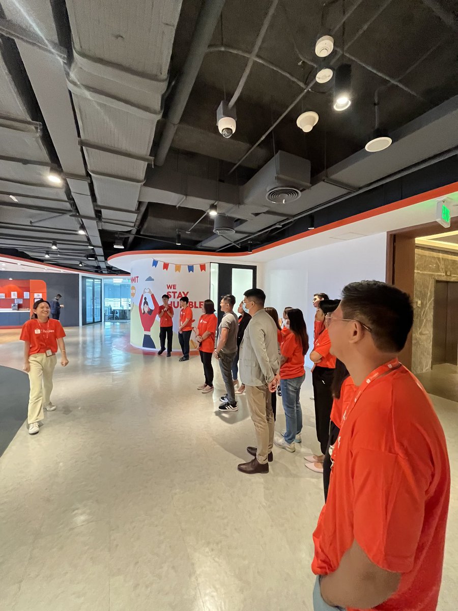 revflojo's tweet image. 1st day #LifeAtShopee