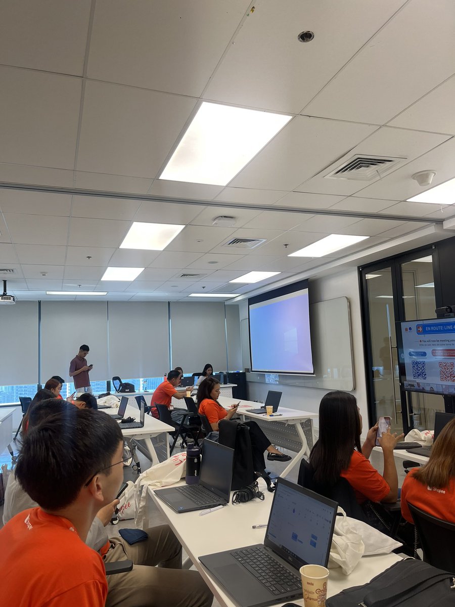 revflojo's tweet image. 1st day #LifeAtShopee