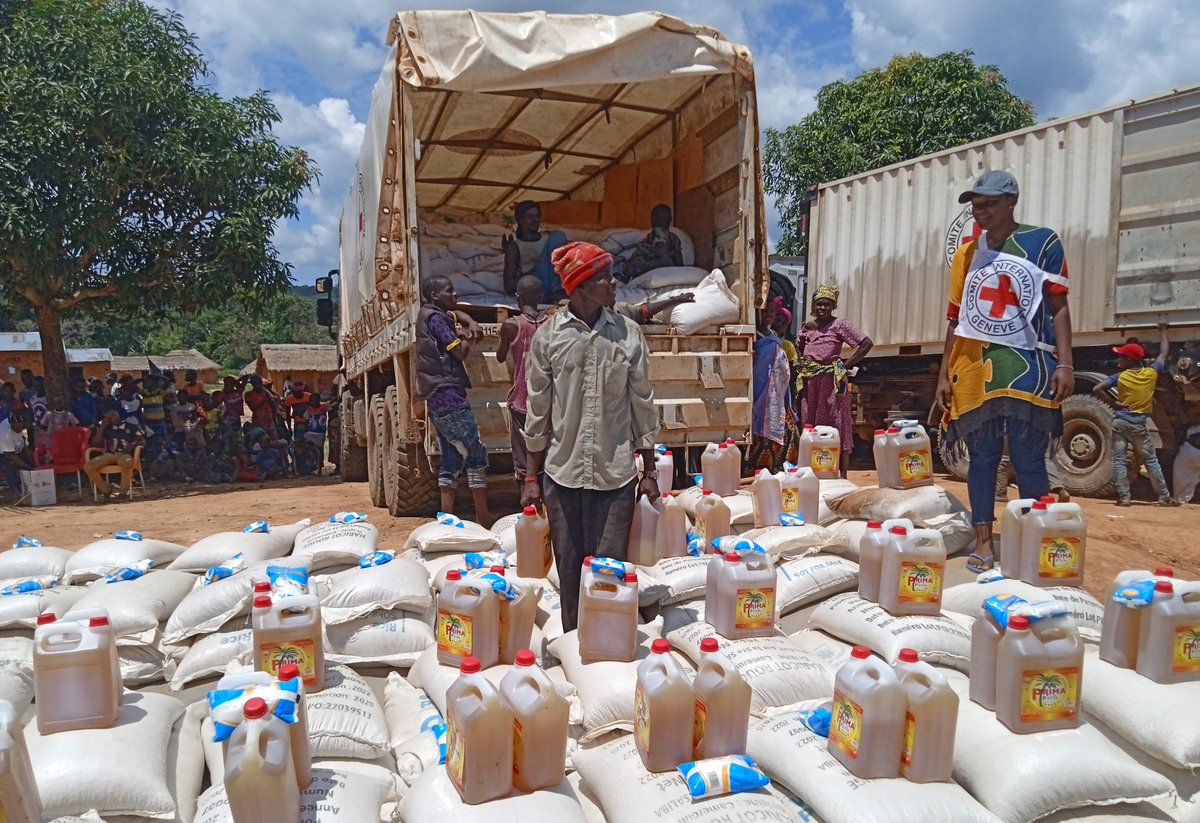 En #Républiquecentrafricaine, nous assistons les personnes touchées par le conflit ou la violence, en fournissant des secours d’urgence et des moyens de subsistance. Suivez notre page régionale pour plus d'informations sur nos activités 👉🏿 @CICR_Afrique .