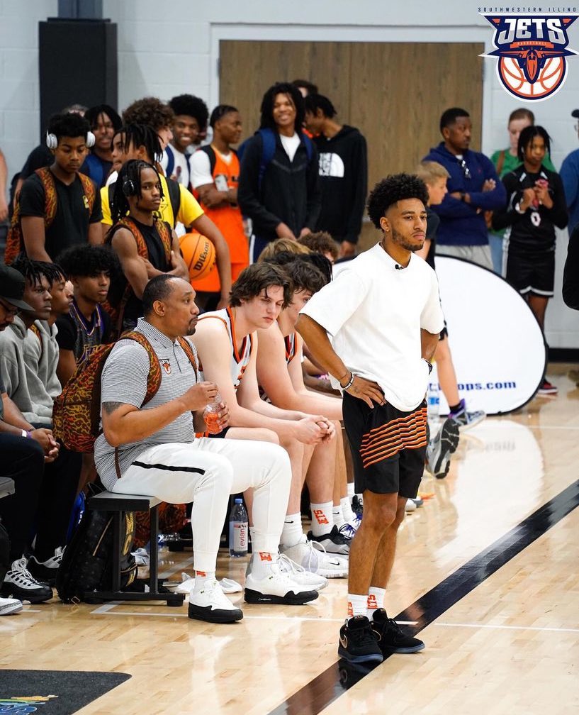 coachdeeowens's tweet image. Blessed to be apart of an organization that lets you be you! Developing young men on &amp;amp; off the court is always the goal. Grateful for my family @coachdanamorgan @BigTrey3318 @Coachmcmurray #JetLife ✈️♾️