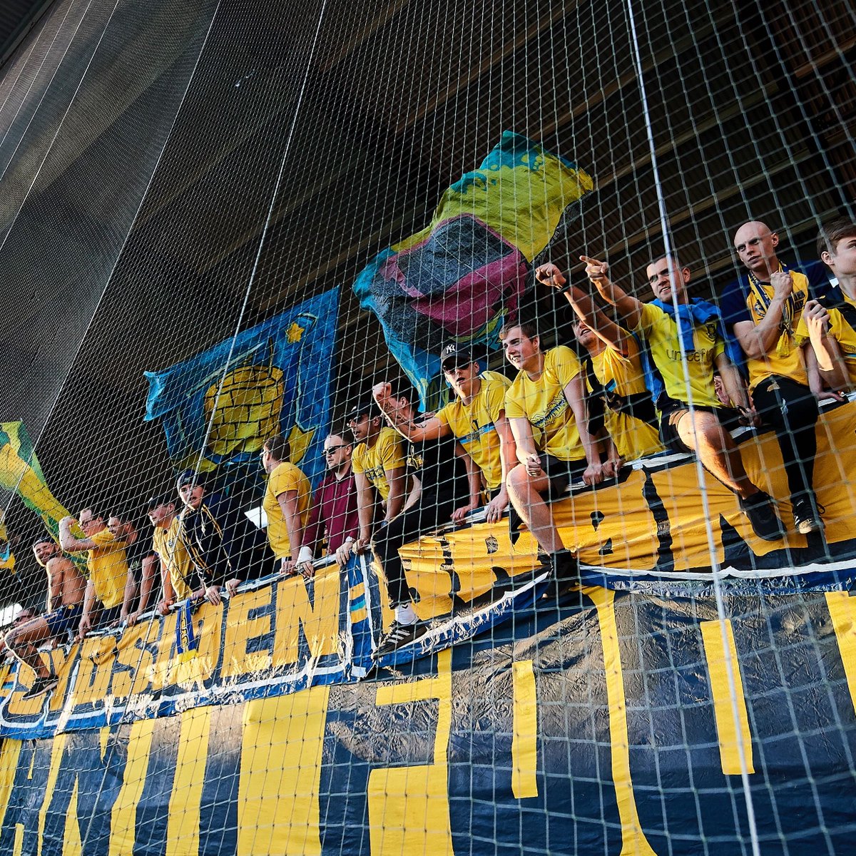 Vi kan nu melde alt udsolgt til udekampen mod FC Midtjylland 🚨 Der venter således opbakning fra 𝟏.𝟎𝟓𝟎 blågule fans på MCH Arena til topkampen 5. maj 🟡🔵 🔗brondby.com/nyheder/herrer…