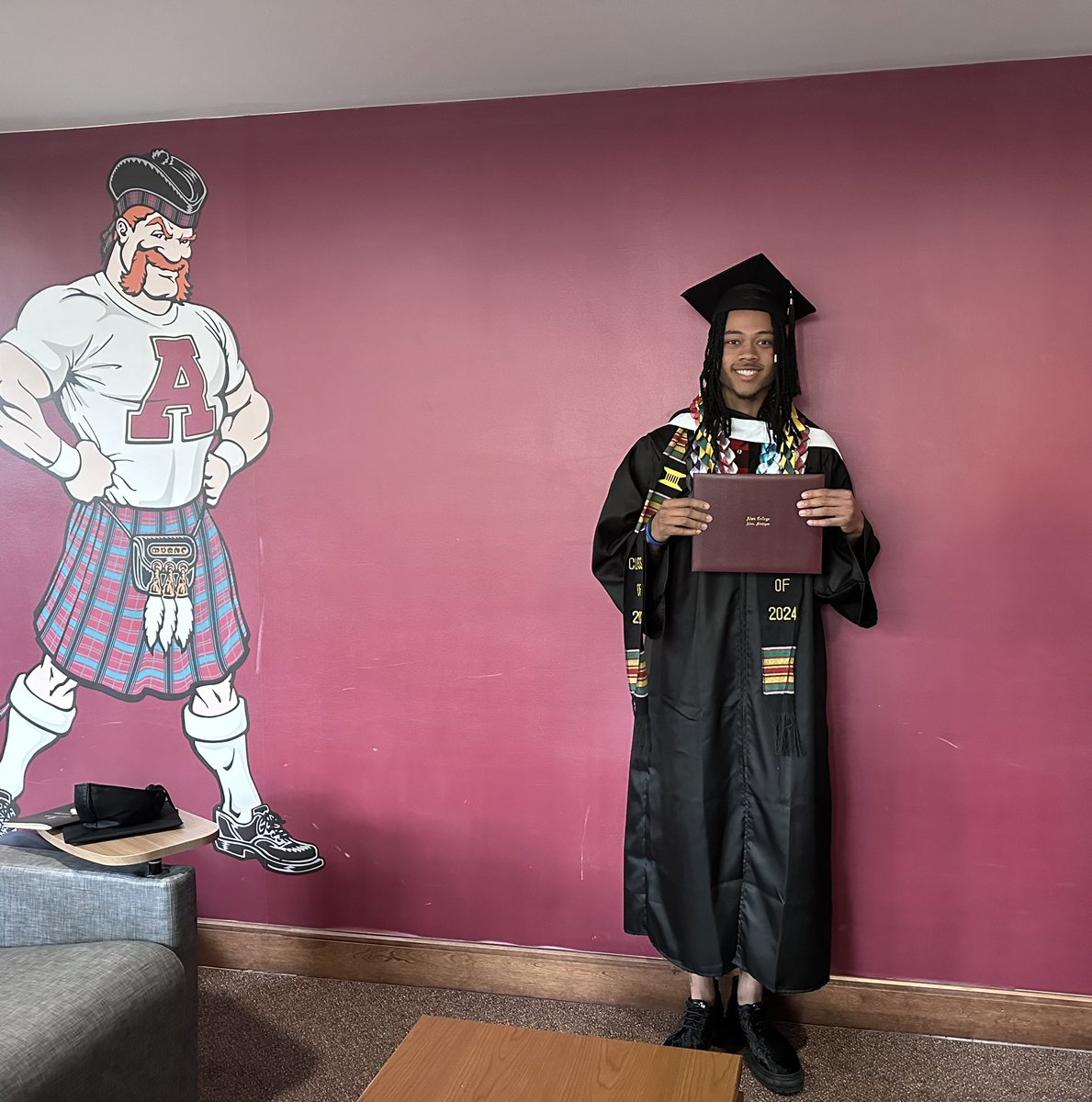 lilnollieee's tweet photo. degree under my arm cause graduating a must ✅ https://t.co/bVJYy3XAH3