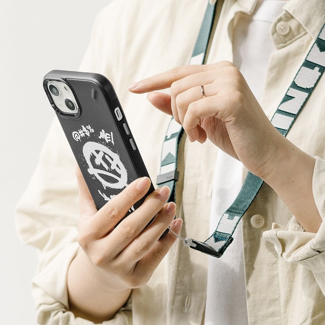 ringkeindia's tweet image. Protect your phone in style with the Ringke Onyx case! 
📱💪 Offering unbeatable durability and sleek design, this case is the ultimate combination of fashion and function.
Get yours now!
#ringke #ringkeindia #backcase #protection #premiumbrand #premiumtech #permiumbackcover