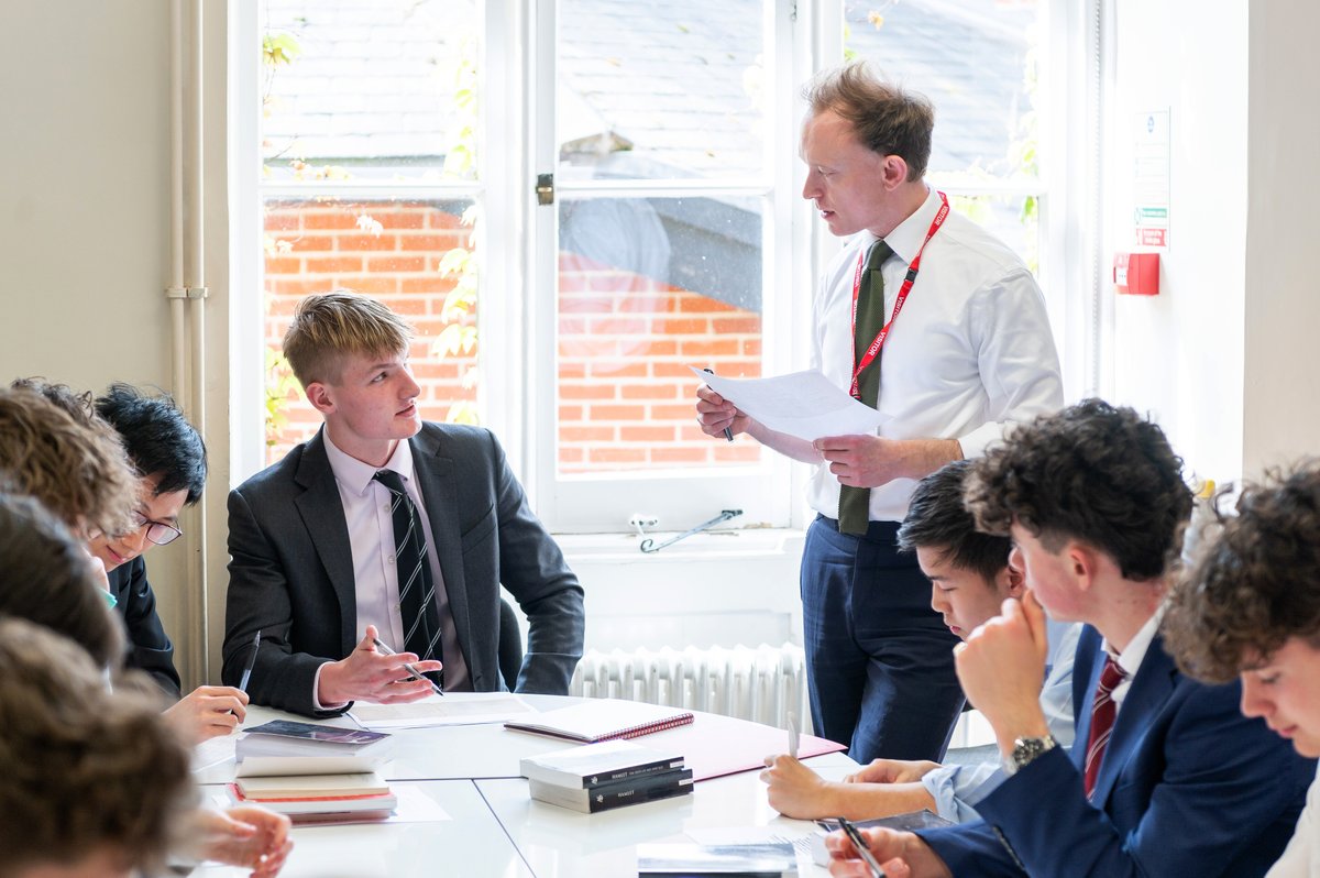 Award-winning Shakespeare scholar Dr Ben Higgins held an afternoon seminar for Tonbridge boys on Friday (19 April). Shakespeare's Syndicate, Dr Higgins’ recent book, won a Shakespeare’s Globe Book Award in 2023. Read more - tonbridge-school.co.uk/about/news/pos…