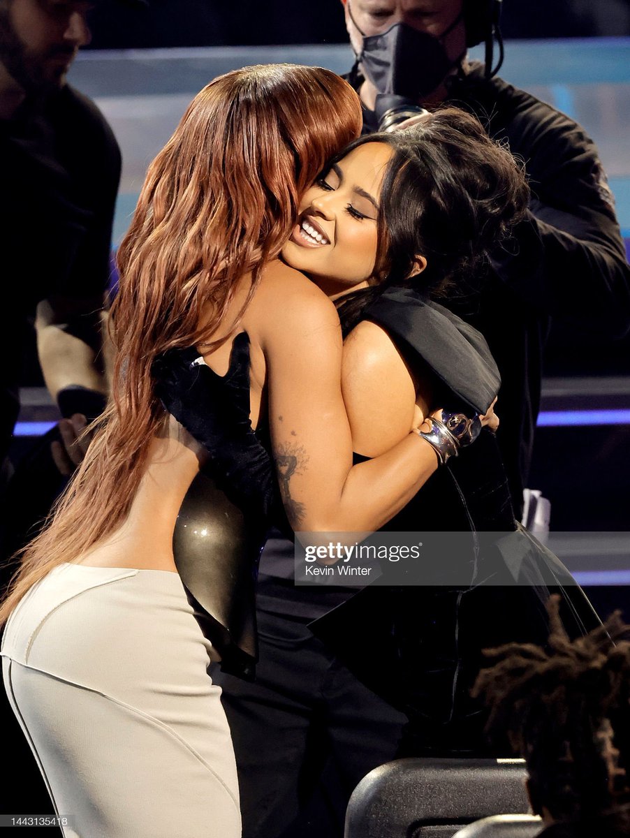 Anitta e Becky G foram confirmadas no #LatinAMAs! Eu amooo essas duas juntas!! 🤍