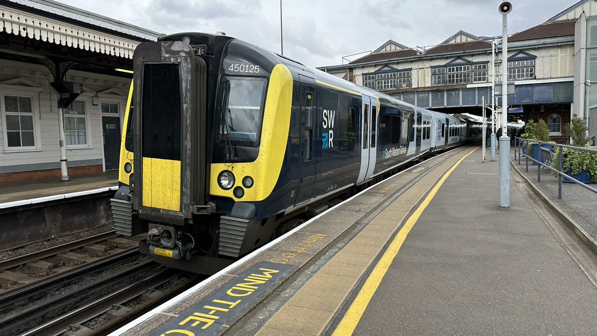 450125, 450076 and 450095 arrive into Clapham working 1A41 down to Alton. Been a good day with some good shots, managed to get 66554 and 66721 since being at Clapham too. Also nice to see and briefly chat to @Sam82767021 too.