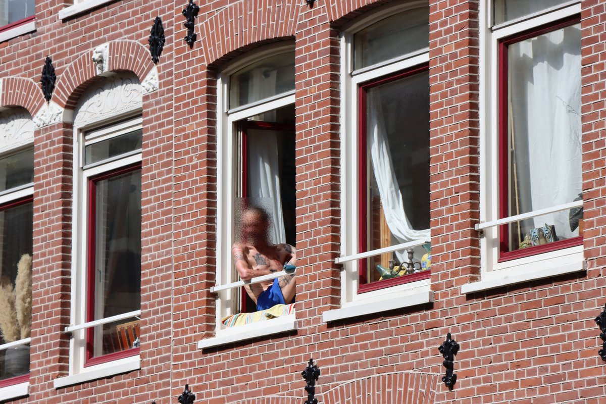 PersburoUNN's tweet photo. Hulpdiensten zijn vanmiddag uren bezig geweest om een verwarde man uit zijn woning in de Tweede Jan van der #Heydenstraat in de #Pijp te krijgen. Met behulp van een opgeroepen AT wist men de man te overmeesteren en af te voeren. https://t.co/GbaMvDKpV3