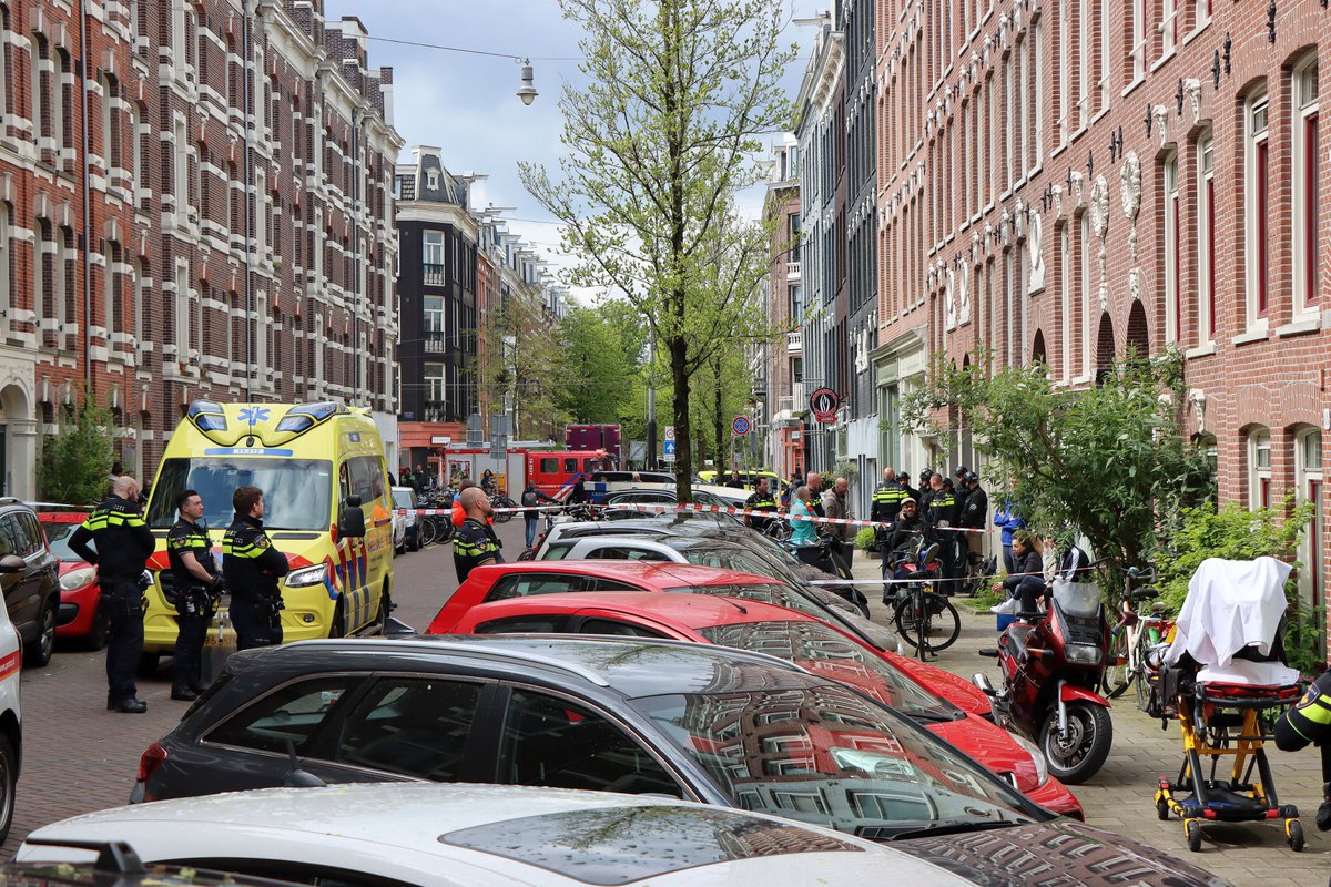 PersburoUNN's tweet photo. Hulpdiensten zijn vanmiddag uren bezig geweest om een verwarde man uit zijn woning in de Tweede Jan van der #Heydenstraat in de #Pijp te krijgen. Met behulp van een opgeroepen AT wist men de man te overmeesteren en af te voeren. https://t.co/GbaMvDKpV3