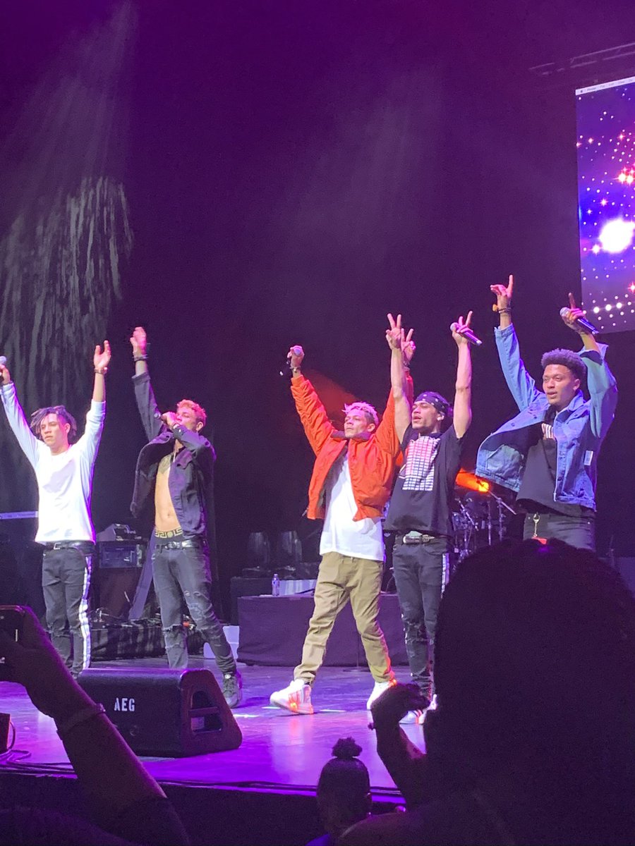 PaulaMarie93's tweet photo. I’m ready to take more pictures like this of @B5Online ❤️ 2019 Dallas, 2023 San Antonio, 2024 Houston. ❤️ all in my feels this morning lol 😂 https://t.co/EHP8BykMiw
