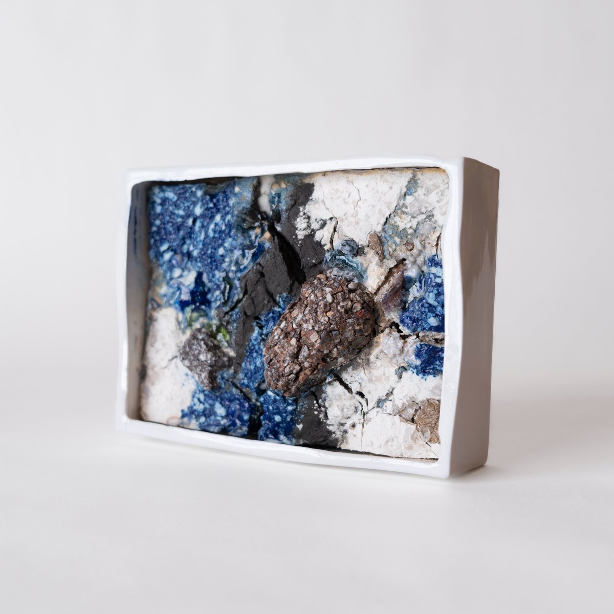 ayaka_morikawa_'s tweet image. lump box
2024
135×170×45（㎜）
磁土　陶土　釉薬　ガラス　石
#ceramics #art #ceramicdesign #ceramicart #slipcasting #porcelain #stone #石 #陶芸