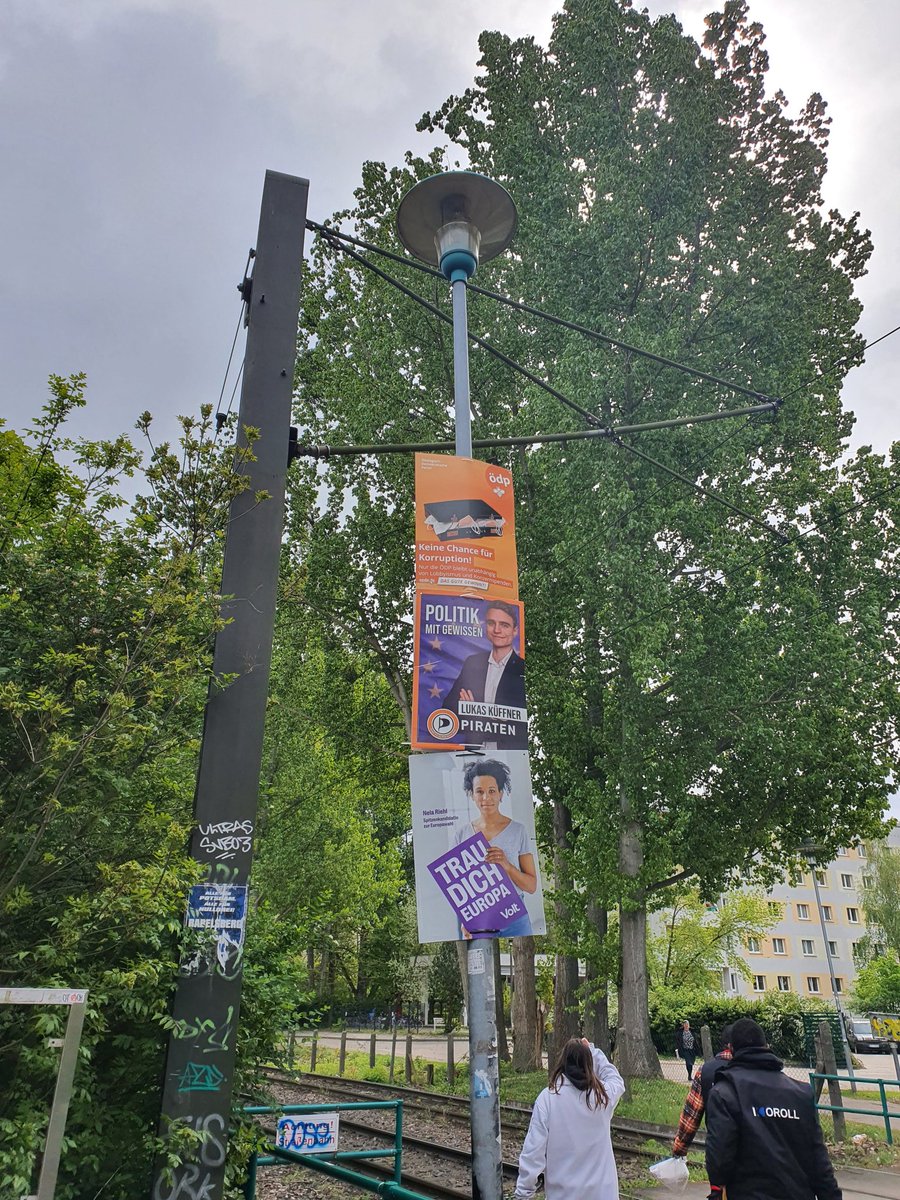 Wir treten Zusammen als #PlusBrandenburg zur Landtagswahl an. Aber auch einzeln zur Europawahl sind wir ein Team beim Plakatieren! Mehr Infos auf: plusbrandenburg.de

 #Volt #Piraten #ÖDP #LTWBB24 #Potsdam