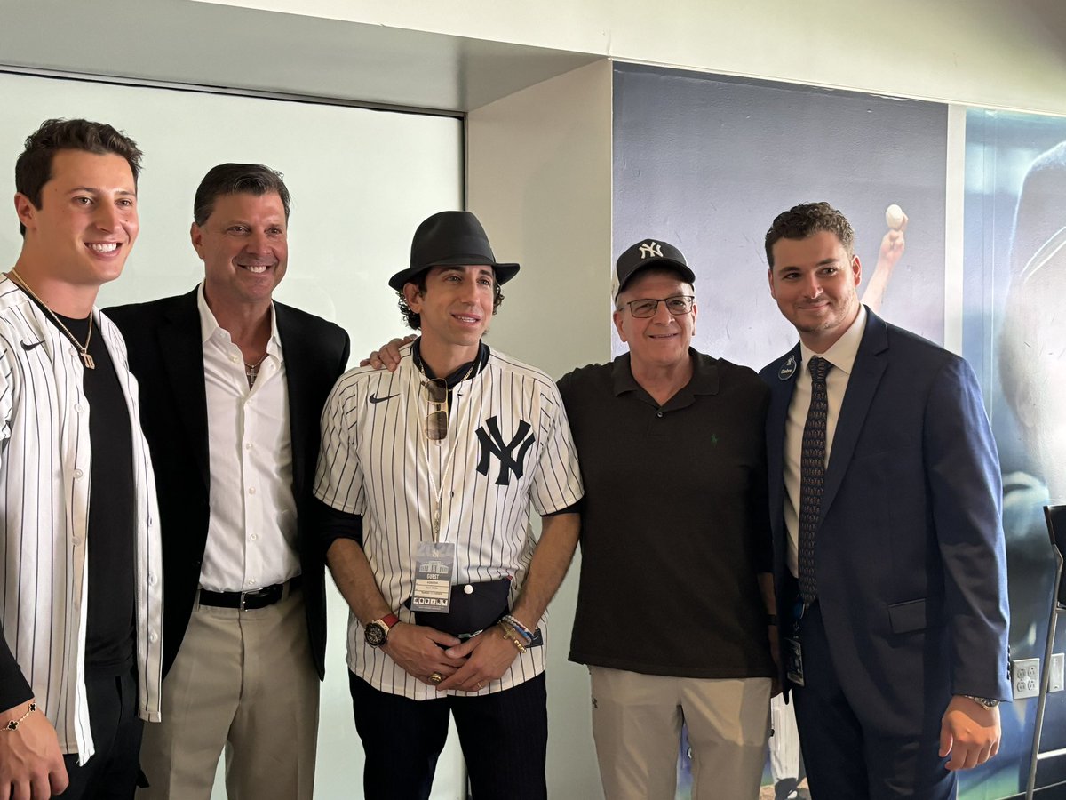 MintPros's tweet image. Another great, Mint Pros Meet &amp;amp; Greet Legends game with 300 happy fans. Thanks to, Tino Martinez, @DocGooden16 , Jim Leyritz, Bucky Dent and  special guest, @Giants QB Tommy DeVito.