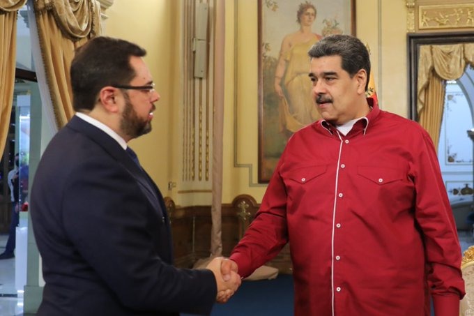 Pndiente el chavismo ordenó al alacranato elegir un candidato único. Cuenta con la bendición de Maduro para intentar confundir al electorado opositor sería @aecarri El CNE dio 72 horas, ya queda poco.. En horas será anunciado #ULTIMAHORA