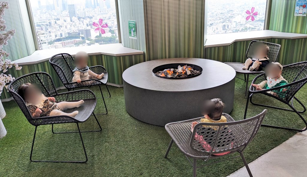yo_da_bf16's tweet image. 今日は母子5組でスカイレストランでランチ＆てんぼうパークへ〜☺️🌸
こちらは焚き火(※偽物)を囲んでくつろぐ赤ちゃんズの様子