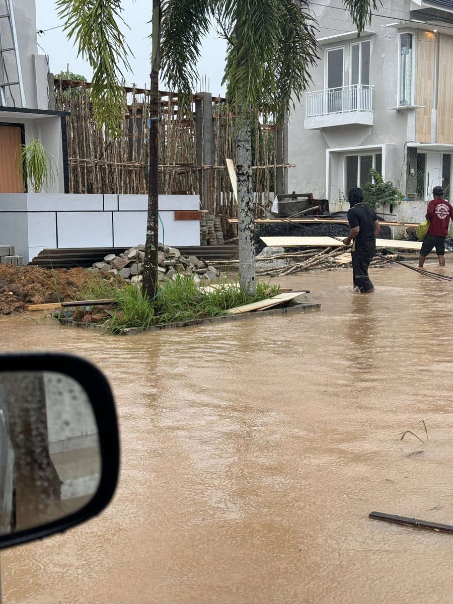 Hal random pulang kantor tiba2 banjir di depan komplek doang