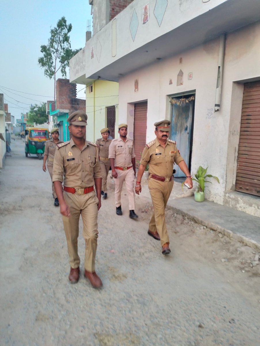 जनपद में थाना सवायजपुर पुलिस द्वारा शांति/सुरक्षा व्यवस्था बनाये रखने हेतु भीडभाड़ वाले स्थानों एवं महत्वपूर्ण प्रतिष्ठानों के आस-पास गश्त/वाहन चेकिंग की गई। इस दौरान पर्याप्त पुलिस बल मौजूद रहा।