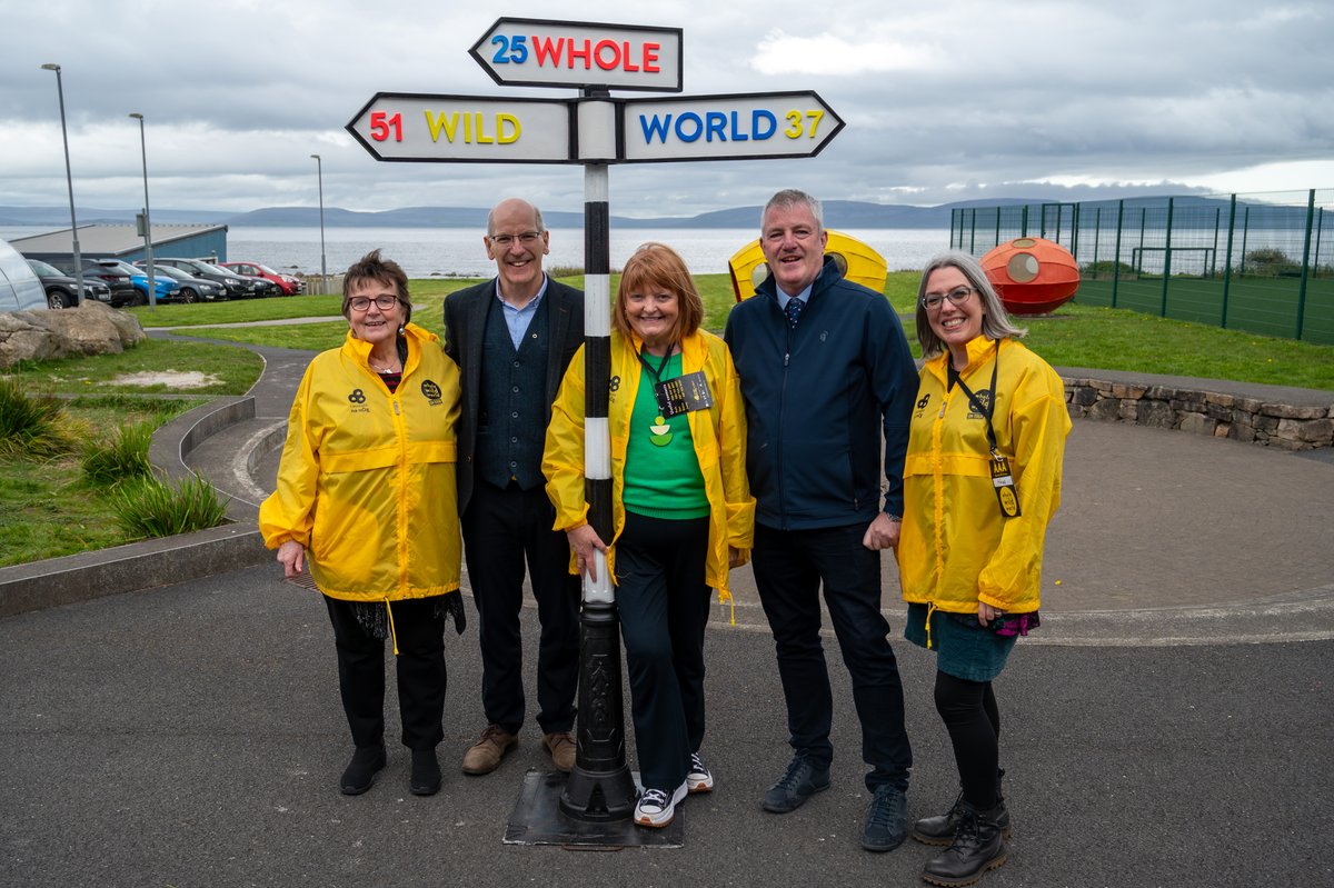 Bhuail Príomhfheidhmeannach Fhoras na Gaeilge Seán Ó Coinn le Laureate na nÓg Patricia Forde & foireann Leabhair Pháistí Éireann ag Scoil na bhForbacha, i gCois Fharraige, Conamara, an Aoine seo caite mar chuid de thuras bus an #WholeWildWorld ar fud Shlí an Atlantaigh Fhiáin!