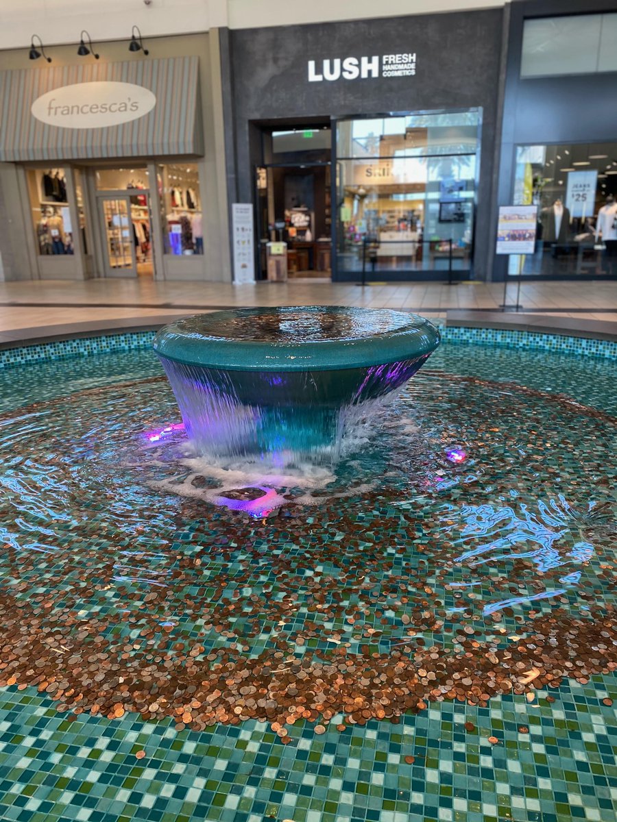 Happy Earth Day! La Palmera is always working to be a good steward of the environment. 🌎💧 DYK??? ⛲️ La Palmera’s Center Court fountain re-circulates 1,000 gallons of water approximately 28 times a day. #fashionablyresponsible #earthday