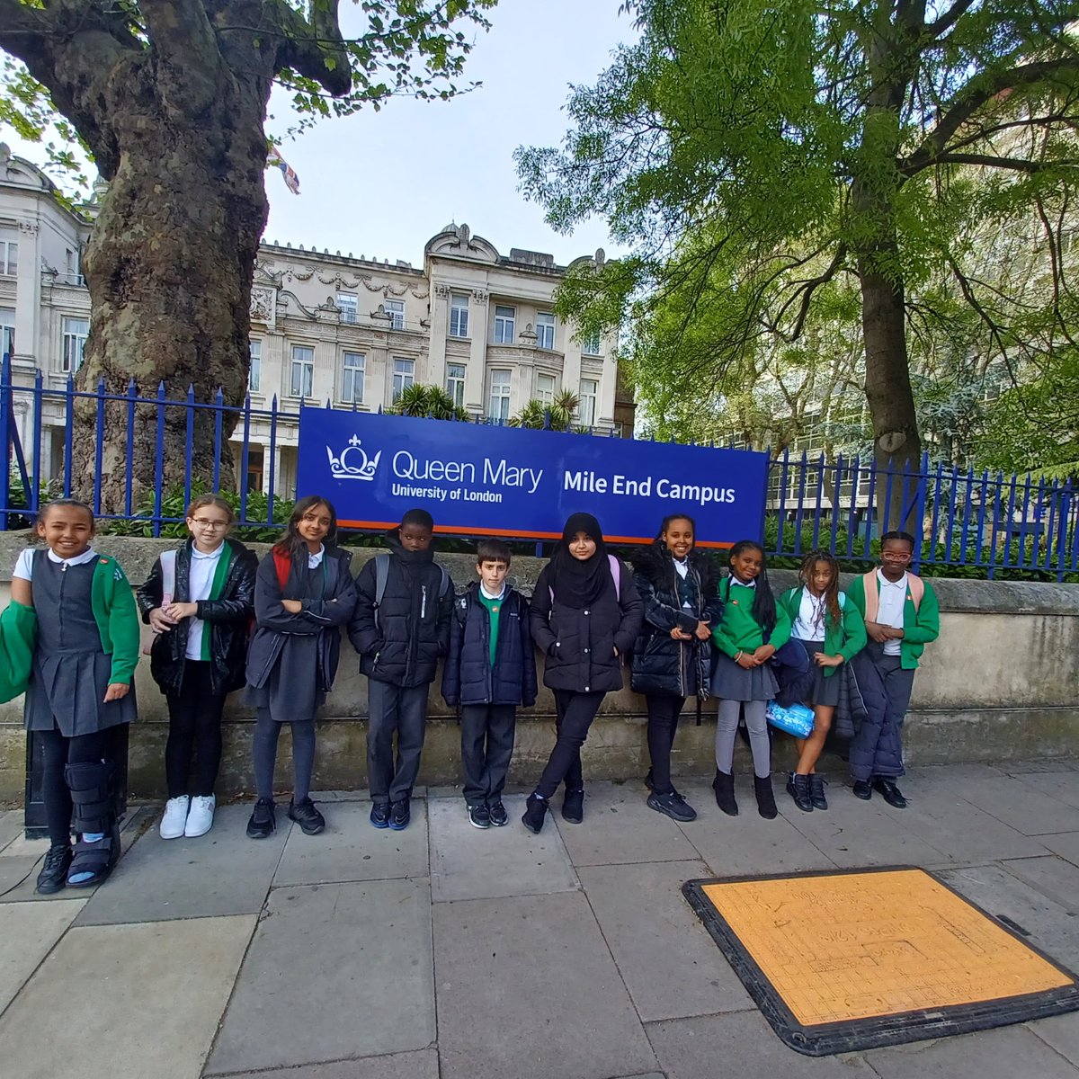 Our @debate_mate team took part in the Debate Mate Cup at @QMUL. Many schools took part with our debaters working hard to fight their corner with a range of rebuttals and points of information. Well done for the amazing effort! 📢👩‍⚖️ #DebateMate #Debates #CriticalThinking