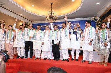 काँग्रेसचे ज्येष्ठ नेते माजी आमदार #मुश्ताकअंतुले यांनी आज राष्ट्रवादी काँग्रेसमध्ये प्रवेश केला. त्याबद्दल अजित पवार यांनी त्यांना धन्यवाद दिले.
#NCP @AjitPawarSpeaks
